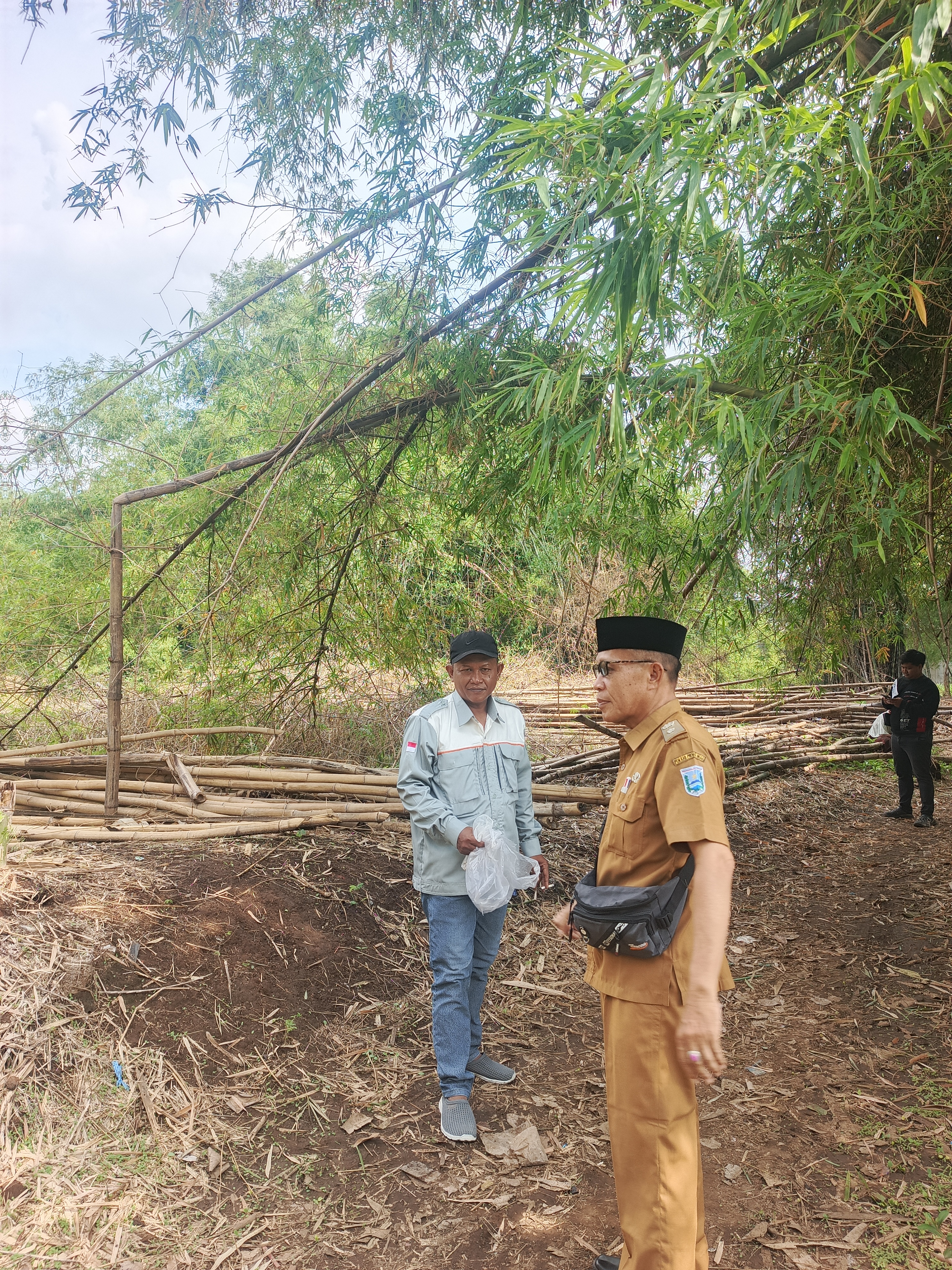 Hari Pertama, Pemdes Jorongan Lakukan Pembersihan Lokasi dan Bakar Kemenyan Awal Proyek Kandang Ayam